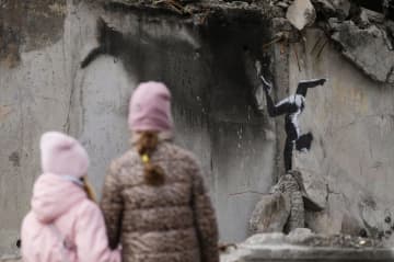 バンクシー、ウクライナに新作　首都近郊の損傷建物に