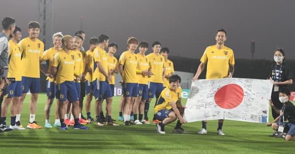 サッカー日本代表　吉田麻也ら7選手が合流　ドーハの日本人学校の子どもらと交流