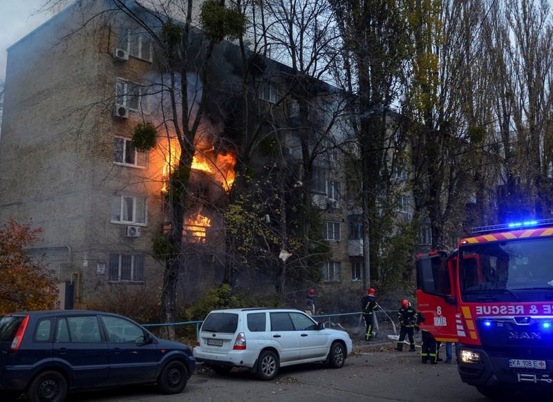 ロシア、ウクライナ首都など複数都市にミサイル攻撃　住宅も被弾