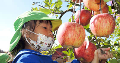 園児たち 赤いリンゴ手に笑顔