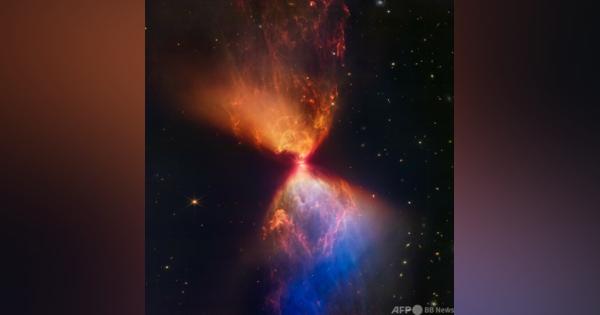 原始星の周囲に輝く「砂時計」 ウェッブ宇宙望遠鏡が撮影
