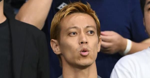 本田圭佑　スタンドから日本代表見守る　試合前の国歌斉唱では熱唱