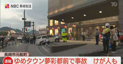 【速報】長崎市内の商業施設前で車が歩道に突っ込み高齢女性をはねる 病院へ搬送 重傷か