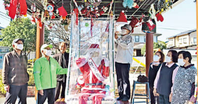 一足早くクリスマス気分　富山・新根塚町でサンタ人形飾る