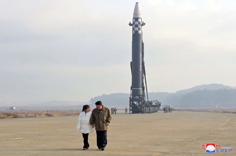 金正恩氏の娘、北朝鮮メディアに初登場　ミサイル実験に同行