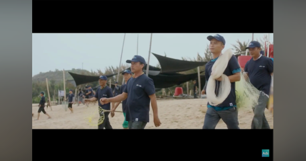 コロナビール、漁師たちの「プラごみ回収トーナメント」でごみを収入に変える