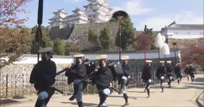 姫路城で大名行列の再現　火縄銃など調度品の持ち上げ体験も