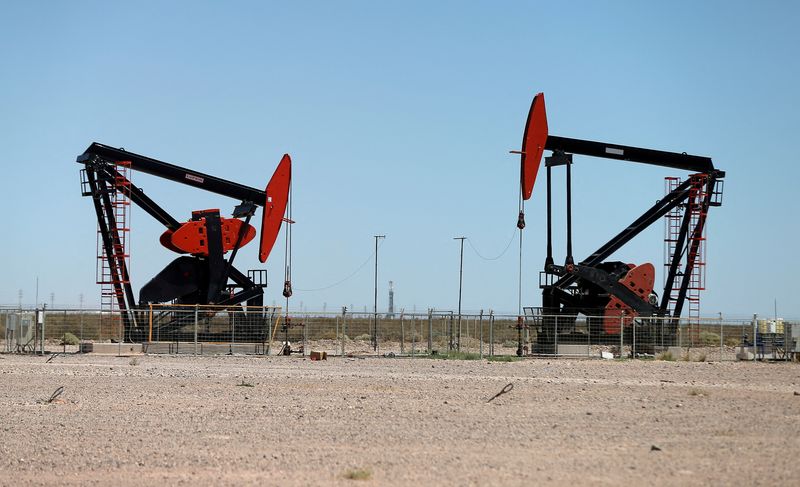 原油先物が小幅高、増産協議報道をサウジ否定