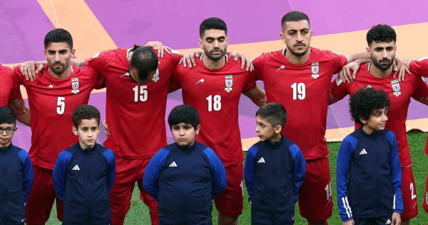 【2022年サッカーW杯】 イラン代表チーム、国歌斉唱を拒否　反政府デモを支持