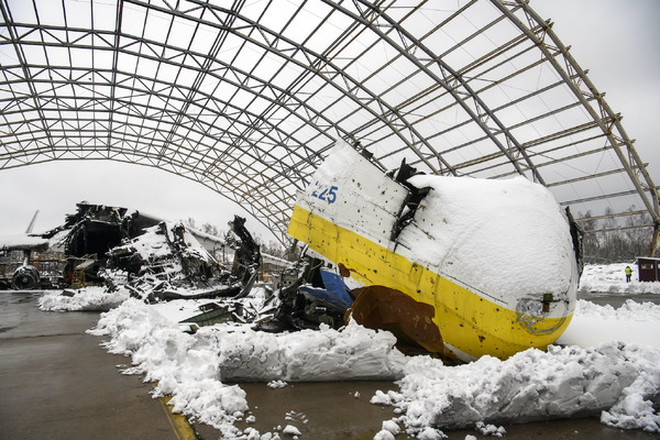 世界最大の飛行機、雪の下に残骸を横たえるロシアによるウクライナ侵攻で破壊