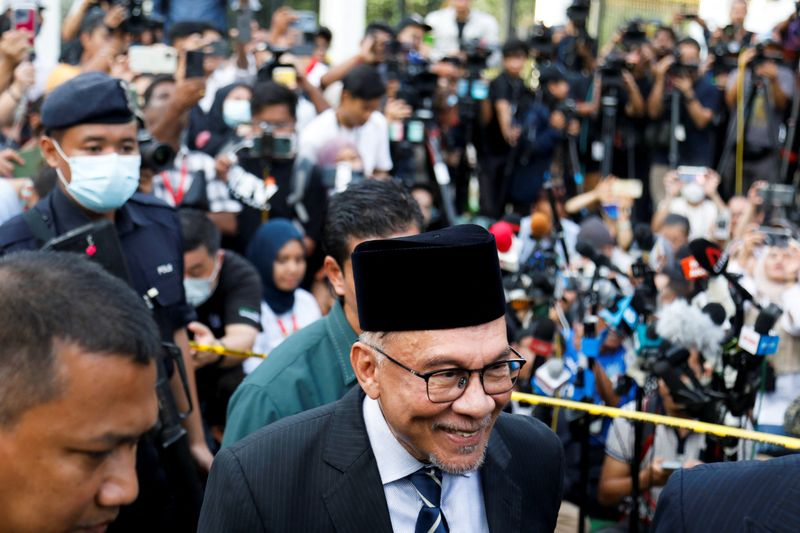 マレーシア首相にアンワル氏就任、進歩的な野党指導者　課題山積