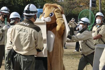 「ライオン逃げたぞ」捕獲訓練　大阪の天王寺動物園、大地震想定
