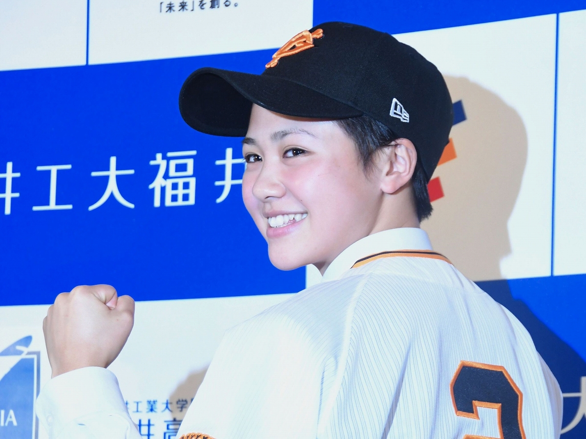 巨人女子野球チームの東ここあ選手「夢を与える存在に」 福井県で入団会見、憧れの吉川尚輝選手と同じ背番号2番も披露