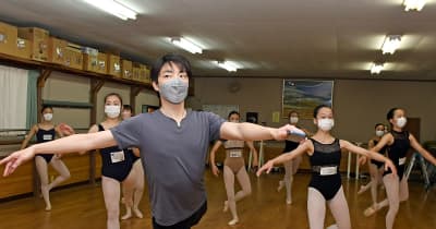 原点の地　踊る喜び伝える　大川さんが特別指導　弘前・アカネバレエ教室