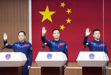 中国有人宇宙船打ち上げへ　「神舟15号」3人搭乗