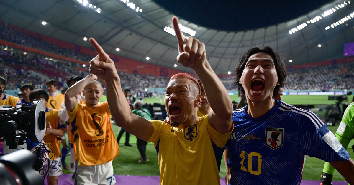 南野拓実が抱きしめた「香川のユニホーム」　サッカー日本代表