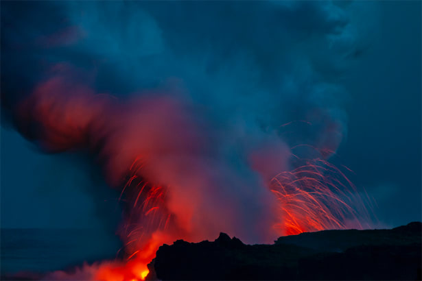ハワイのマウナロア火山が噴火、溶岩や火山灰、「ペレーの毛」浮遊の危険も