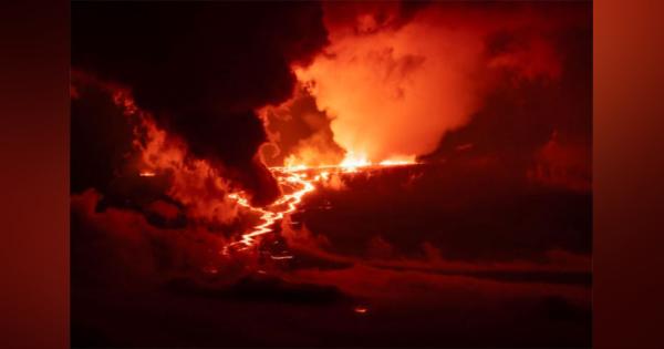 【続報】ハワイ・マウナロア噴火、溶岩が流出して劇的風景に