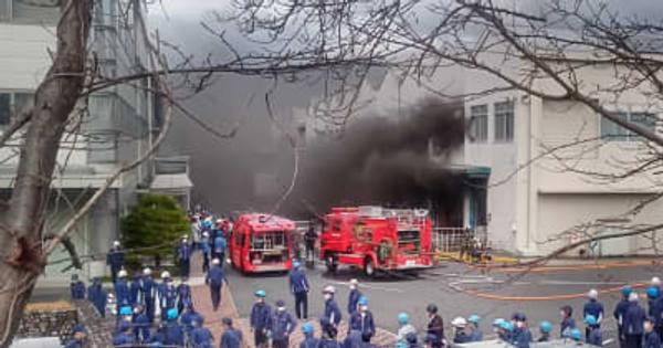 三菱電機中津川製作所で火災、工場棟から黒煙