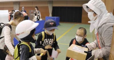 郵便局です！ 児童ら「なりきり」　宇和島で体験イベント　日本郵便が愛媛初開催