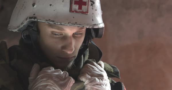「死者を連れ戻す」　ウクライナで遺体を回収し続ける若者たち