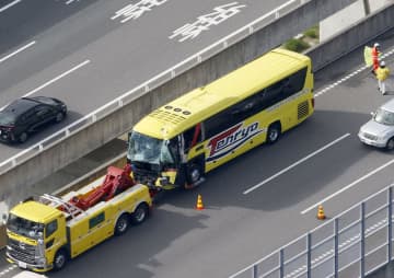 新東名、浜松で事故8人けが　バスとトラック衝突
