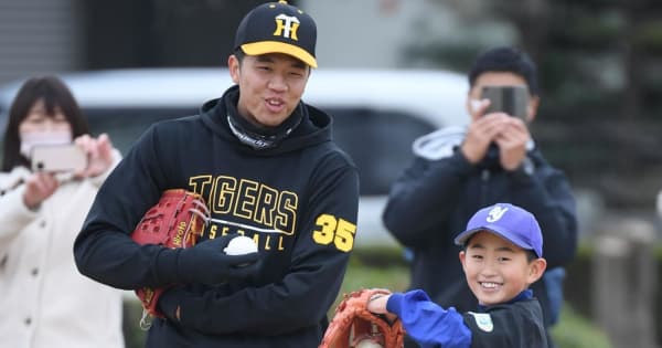 阪神・才木らが野球教室実施　才木は「阪神に入って一緒に野球を」と子ども達にエール