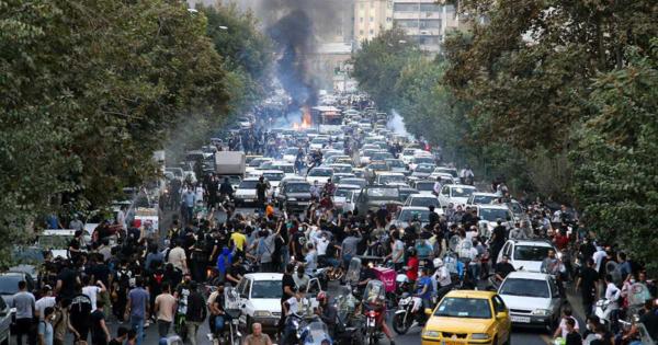「風紀警察は活動停止」　イラン、取り締まり緩和示唆　デモ収束は見通せず