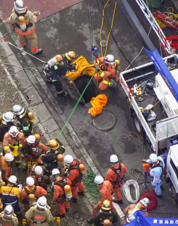 閉じ込めの作業員も死亡、東京　水道工事現場爆発、死者2人に