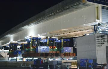 一晩で420トンの橋設置、佐賀　鳥栖の九州自動車道工事で