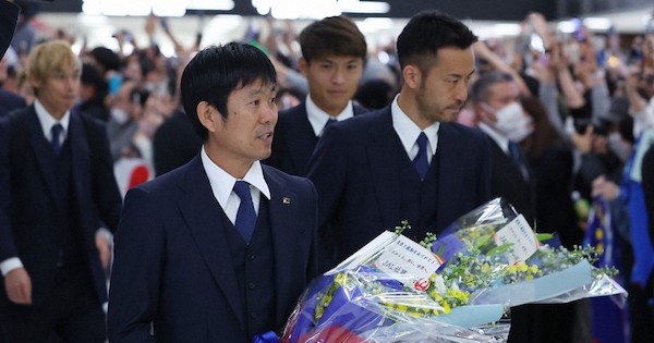 W杯サッカー日本代表が帰国　サポーターら「夢と感動もらった」