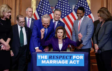 米国、同性婚権利法案が議会通過　バイデン氏の署名で成立