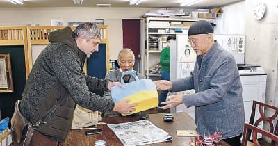 ウクライナ彫刻家を激励　高岡・梶原製作所で作品制作　京都のかばん店が寄贈
