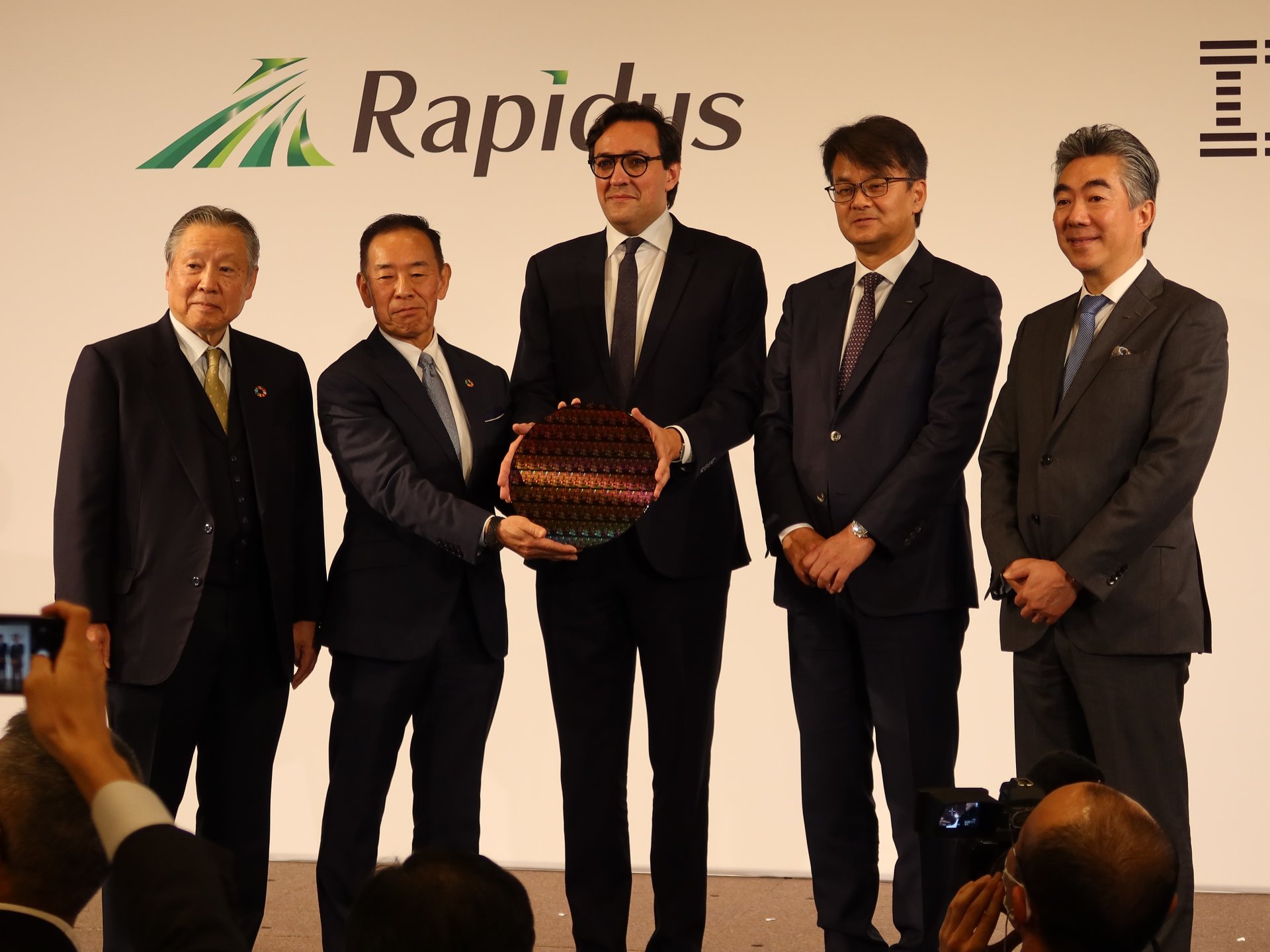 RapidusとIBMが2nm半導体の量産へ協力、日本の半導体産業に期待寄せる