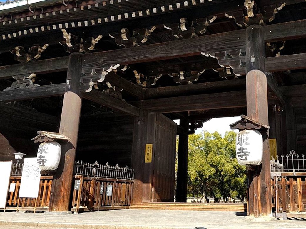世界遺産の東寺、ワインボトルでたたかれ門損傷か　京都府警、男を逮捕