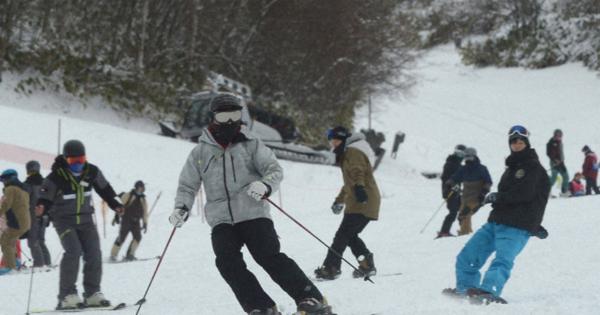 飛驒でスキー場続々オープン　初滑り楽しむ
