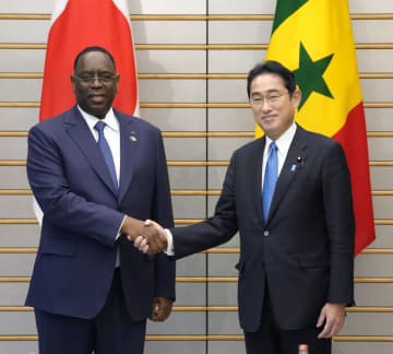 セネガル天然資源開発へ協力一致　首相、サル大統領と会談