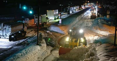 ［動画あり］新潟長岡市の国道17号で除雪作業、渋滞続く