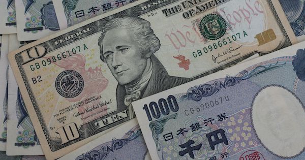 日銀ショック受け投資家は円相場見通し修正－120円超える円高予想も