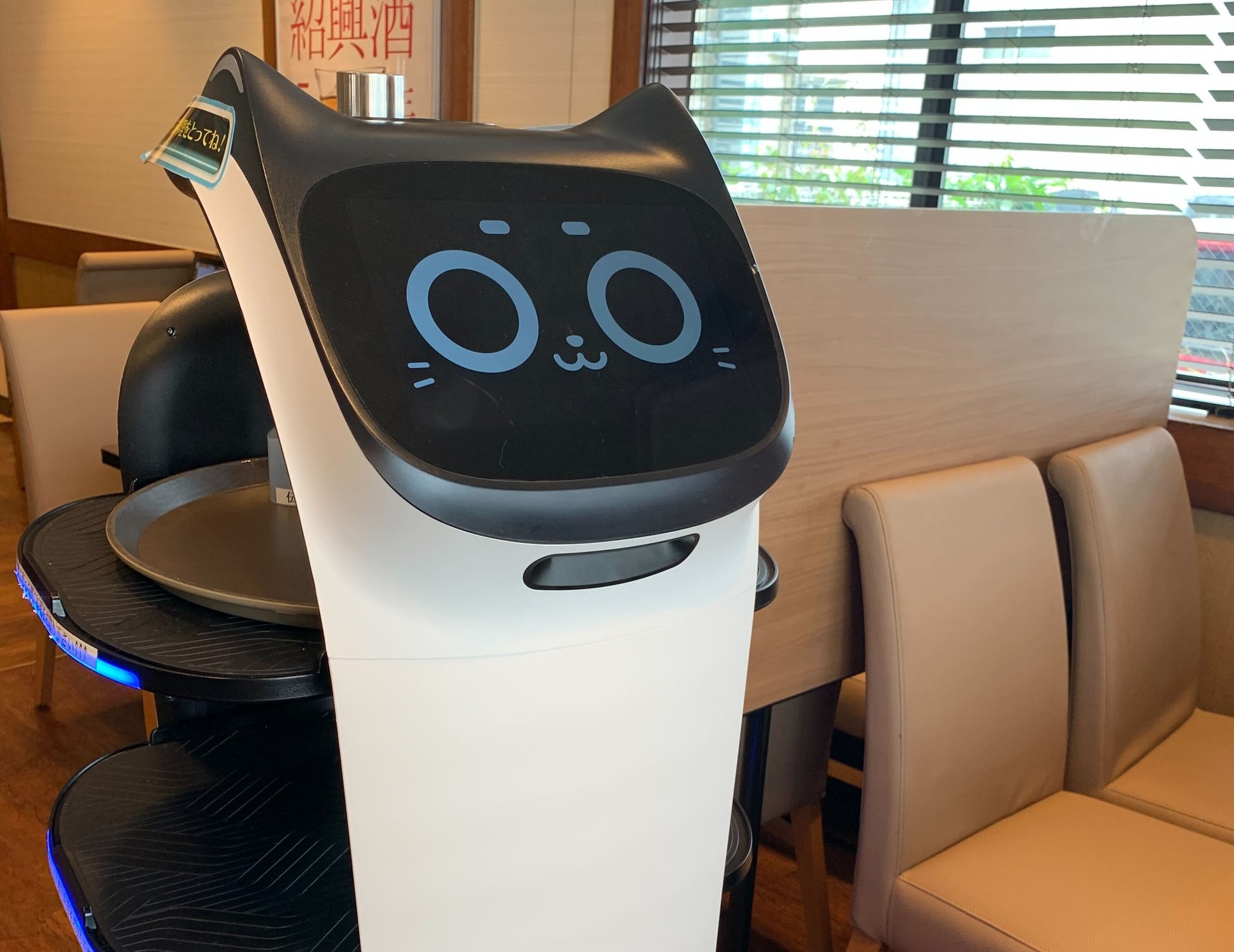 すかいらーく、「ネコ型配膳ロボット」全国2100店舗に導入完了 どんな