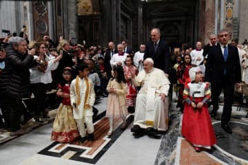 教皇「子どもが戦争の餌食に」　バチカンでクリスマスイブのミサ