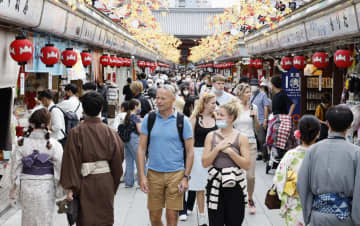 外国人宿泊、前年比12倍　11月、日本人は13％増