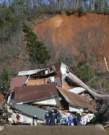 山形・鶴岡で土砂崩れ、2人不明　幅100m、約10棟被害か