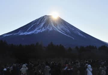 富士山頂、光る初日の出　山梨・本栖湖「良い年に」