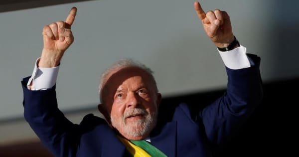 ブラジルでルラ大統領が就任、演説で涙を流す場面も