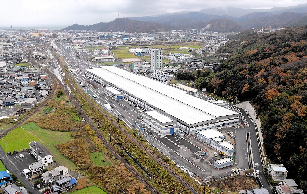 東京ドームの2.5倍北陸新幹線の巨大「駐車場」　敦賀車両基地、雪に備えて屋根仕様