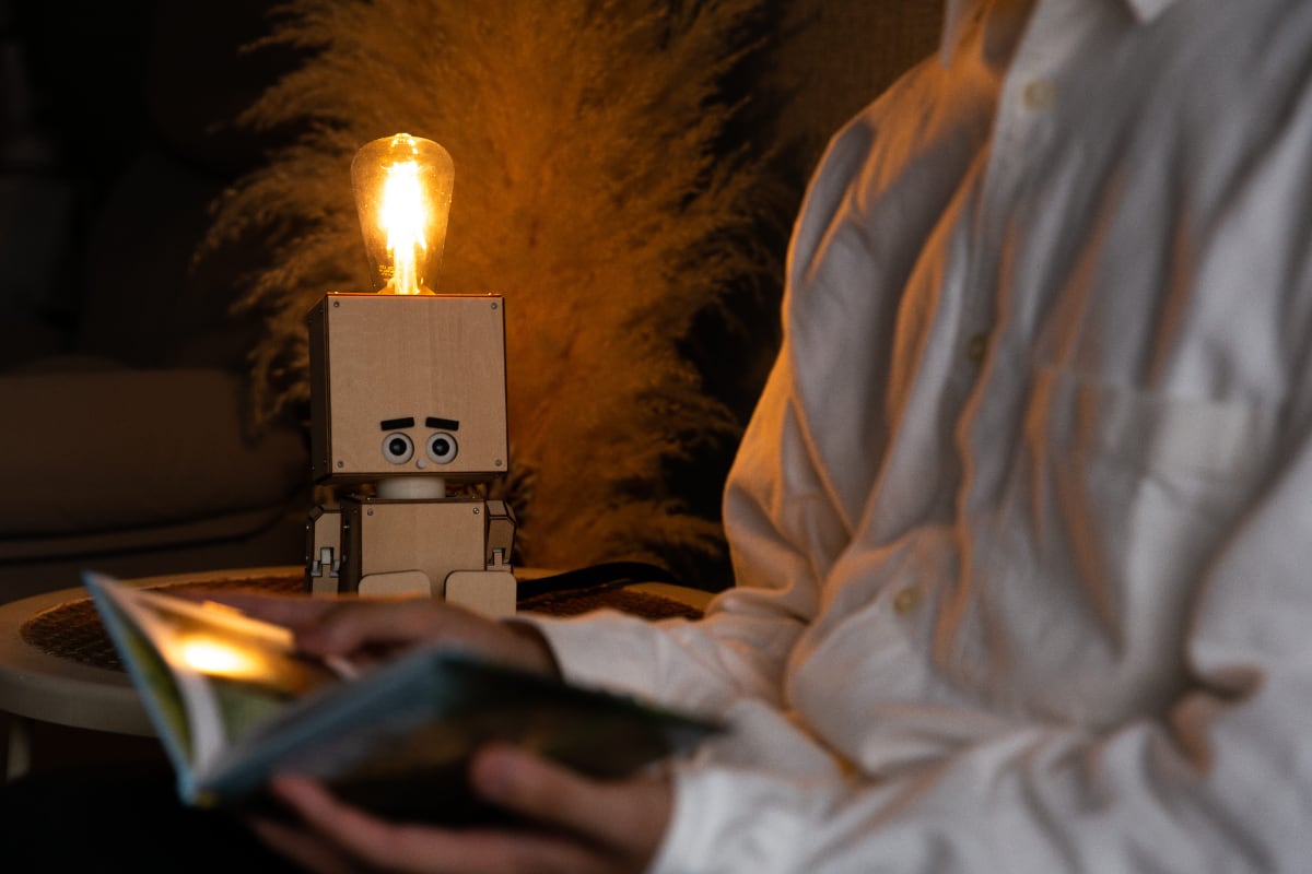 一緒に“寝落ち”する照明ロボット「ライトニー」、ユカイ工学が開発中