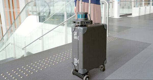 自動運転の「AIスーツケース」、視覚障害者を誘導