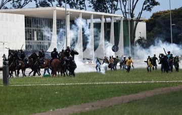 ブラジル連邦議会や最高裁襲撃　前大統領支持者4千人、警察鎮圧
