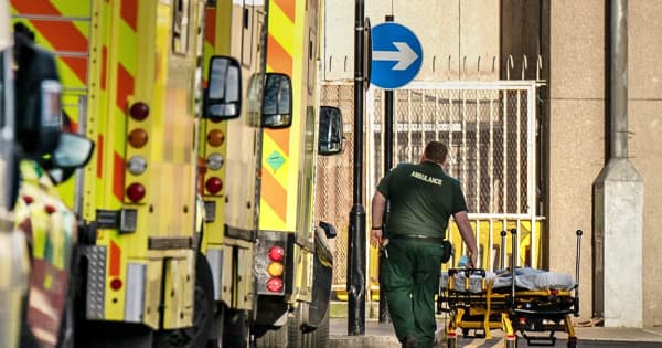 英イングランドで医療逼迫、救急車は長時間患者降ろせず　インフルエンザと新型コロナで